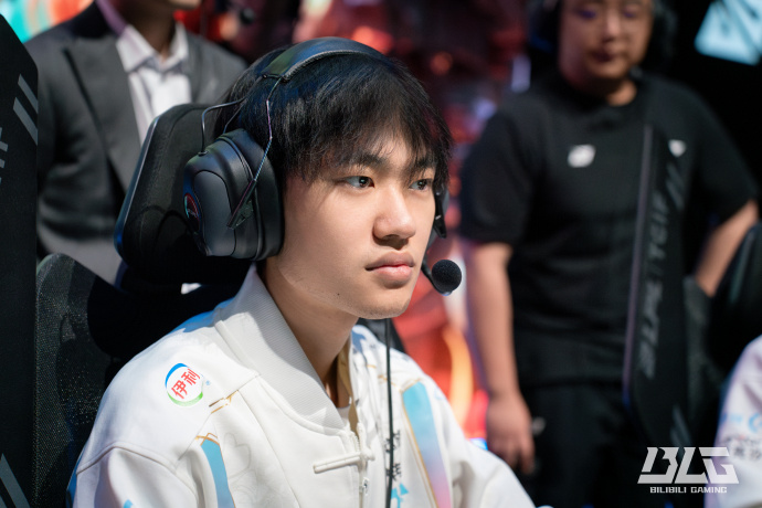 迫使其更多 迫使其更多